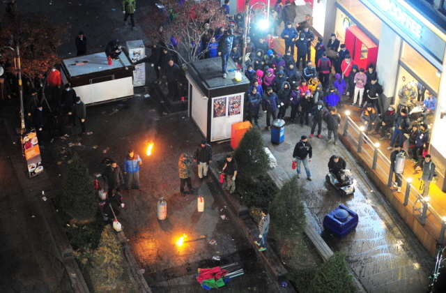 27일 오전 인천시 남동구 로데오거리 광장에서 구청의 불법노점 행정대집행에 반발한 노점 상인들이 대치하고 있다. 장용준기자