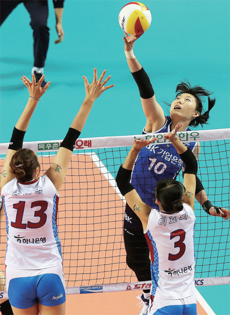 ▲ 27일 화성종합실내체육관에서 열린 NH농협 2014-2015 프로배구 V리그 여자부 IBK 기업은행과 한국도로공사의 경기에서 기업은행 박정아(뒤)가 도로공사 정대영, 이효희의 블로킹을 앞에 두고 연타 공격을 하고 있다. 연합뉴스