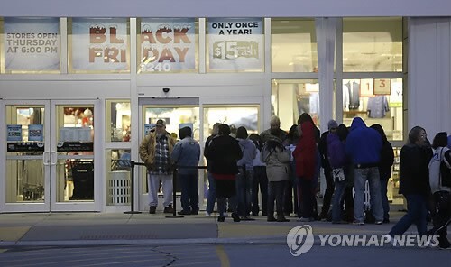 ▲ 블랙프라이데이 대규모 할인행사를 하루 먼저 시작한 미국 캔사스주 로렌스의 한 상점 앞에 27일(현지시간) 많은 사람들이 몰려와 줄을 서 있다.