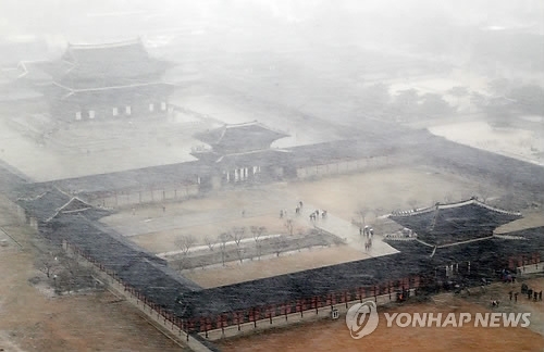 ▲ 사진= 12월 첫날 눈, '첫눈'이 내린 1일 오전 서울 경복궁에 눈보라가 휘몰아치고 있다. 연합뉴스