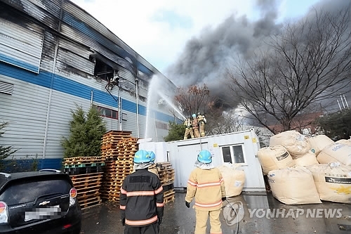 ▲ 사진= 인천 남동공단 화재, 1일 낮 12시 45분께 인천시 남동구 남동공단의 한 플라스틱 가공공장에서 화재가 발생했다. 소방당국은 광역 1호를 발령, 소방차 34대와 70여명을 투입해 화재를 진압하고 있다. 연합뉴스