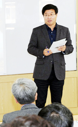 ▲ 염태영 수원시장이 1일 전북 완주군에 위치한 지방행정연수원에서 고위정책과정 연수생을 대상으로 수원형 거버넌스 사례에 대해 강연하고 있다.  수원시 제공
