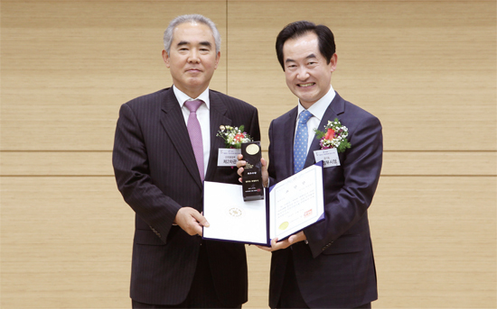 ▲ 의정부시는 지난 10월 31일 대구 엑스코에서 진행된 ‘제4회 대한민국 지방자치단체 생산성대상’에서 최우수상을 받았다. 올해 새로 추가된 ‘종합성과’ 평가에서 높은 점수를 받은 것으로 알려졌다