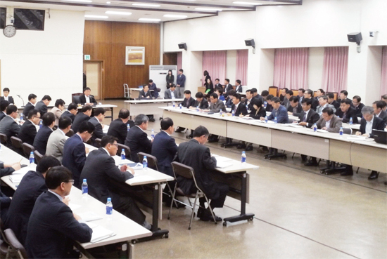 ▲ 안산시는 지난 10월 30일 세월호 사고로 침체된 지역경제 살리기에 총력을 기울이기 위해 시청 대회의실에서 ‘1부서 1경제 활성화 시책’ 보고회를 가졌다