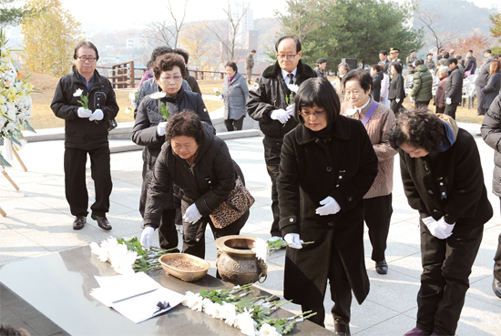 ▲ 오산시는 11월 17일 오전 경기 오산시 수청동에 소재한 현충탑에서 ‘제75회 순국선열의 날’ 기념을 기념해 합동위령제를 열었다