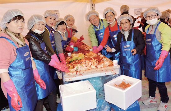 ▲ 성남시는 11월 11일 오후  분당구 중앙공원 황새울광장에서 ‘성남시민과 삼성테크윈이 함께하는 사랑의 김장 담그기 행사’를 진행했다