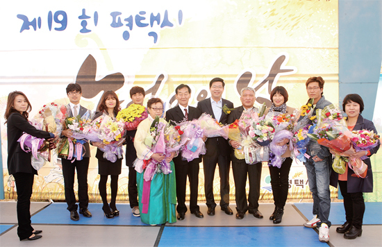 ▲ 평택시는 지난 11월 11일 제19회 농업인의 날을 기념해 ‘평택시 자랑스런 농업인대상’ 시상식을 열었다. 이 상은 농업 경영화와 고품질화를 통해 국제경쟁력을 갖추는 데 기여한 농업인에게 주어지는 상이다