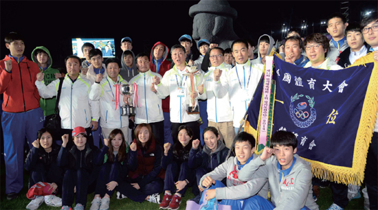 ▲ 종합우승 13연패를 달성한 경기도 선수단이 우승기와 우승배를 들고 환호하고 있다