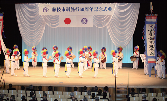 ▲ 양주농악보존회원들이 11월 3일 후지에다시 시민회장에서 열린 시제60주년 기념식에서 양주농악의 진수를 선보이며 큰 박수갈채를 받았다