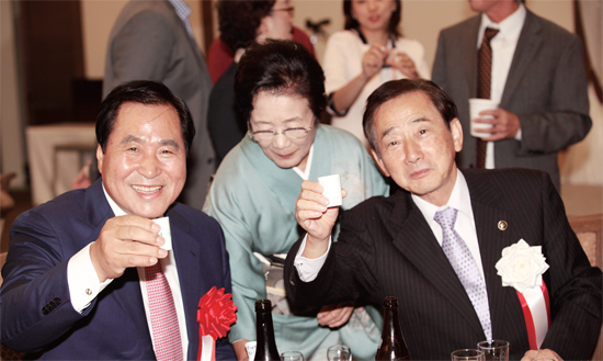 ▲ 현삼식 양주시장과 키타무라 쇼헤이 후지에다시 시장이 건배를 하고 있다
