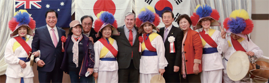 ▲ 후지에다시 시제60주년을 축하하기 위해 방문한 현삼식 양주시장과 후지에다시 키타무라 쇼헤이 시장이 기념촬영을 하고 있다