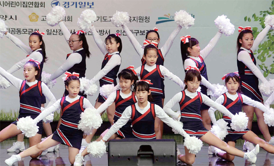▲ ‘제2회 고양 아이사랑 가족걷기대회’에서 어린이 응원단 ‘엔젤킹’이 화려한 응원동작을 선보이며 축하공연을 진행하고 있다