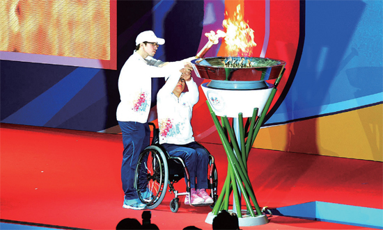 ▲ 11월 4일 오후 인천시 남동구 남동체육관에서 열린 ‘2014 전국장애인체육대회 개회식’에서 대회 성화가 점화되고 있다