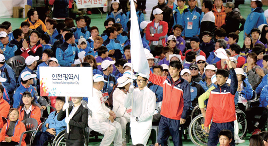 ▲ 2014 전국장애인체육대회 개회식에서 인천시 선수단이 입장하고 있다
