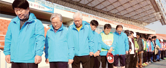 ▲ 11월 9일 열린 안산 희망마라톤대회’에서 제종길 안산시장, 성준모 안산시의회 의장, 전구표 안산희망마라톤추진위원장, 이순국 경기일보 사장 등 참석자들이 세월호 희생자를 추모하는 묵념을 하고 있다