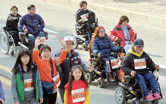 ▲ 11월 11일 안산에서 열린 ‘2014 안산 희망 마라톤대회’에서 장애인과 비장애인이 함께 달리며 즐거운 시간을 보내고 있다
