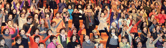▲ 본격적인 강연에 앞서 사회자로 나선 박세민씨는 분위기를 띄우기 위해 서로 모르는 청중들이 목과 어깨를 안마하고, 스트레스를 해소하기 위해 함성을 지르게 하는 등 적극적 참여를 유도했다