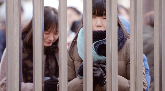 ▲ 11월 13일 인천시 교육청 제27시험장인 남구 학익여고 정문 앞에서 학부모와 교사들이 수험생들의 고득점을 기원하는 기도를 하고 있다