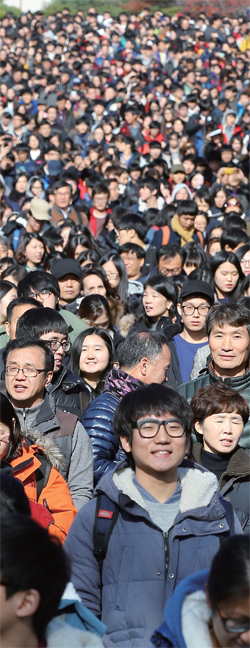 ▲ 11월 15일 성균관대학교에서 2015학년도 수시모집 일반학생전형 논술시험을 치른 수험생들이 캠퍼스를 나서고 있다