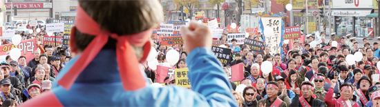 ▲ 11월 5일 동두천시 미2사단 정문 앞에서 열린 미군 잔류 반대 범시민 궐기대회에서 시민들이 규탄 구호를 외치고 있다