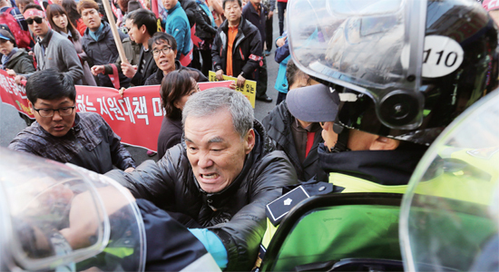 ▲ 11월 5일 오후 동두천시 미2사단 정문 앞에서 열린 미군 잔류 반대 범시민 궐기대회에서 경찰이 미2사단 정문으로 향하던 시민 행진을 막자 한 시민이 경찰과 몸싸움하고 있다