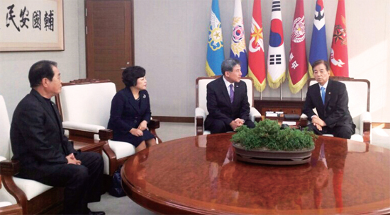 ▲ 11월 17일 오후 서울 용산구 국방부 청사에서 한민구 국방부 장관(오른쪽)이 오세창 동두천시장(오른쪽에서 두번째)과 동두천 미2사단 210화력여단 잔류 문제와 관련해 대화를 나누고 있다