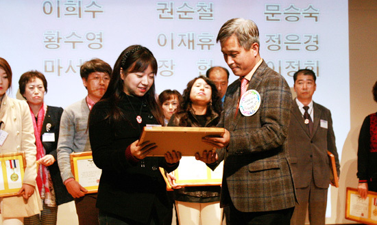 ▲ 곽상욱 오산시장이 한신대 사회봉사단 백지현(재활학과 11학번) 기획단장에게 상장을 전달하고 있다.