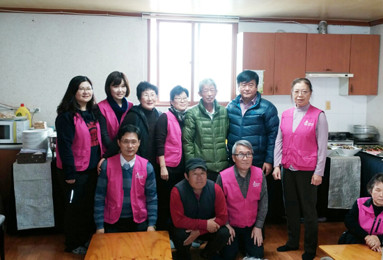 ▲ 동두천시 간호사회(회장 이춘화)는 최근 소요동 16통 경로당을 찾아 의료봉사와 함께 손수 음식을 마련하여 경로잔치를 베풀어 눈길을 끌었다.