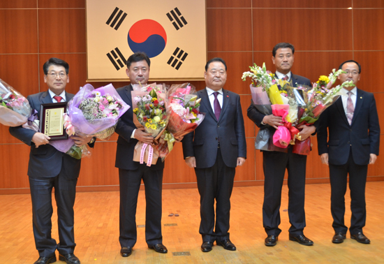 ▲ 농협중앙회 경기지역본부는 3일 경기도문화의전당 꿈꾸는컨벤션센터에서 농업인 실익증진과 경기농협 발전에 기여한 공로가 큰 염규종 수원농협 조합장과 엄광태 가평군농협 조합장, 허정 원삼농협 조합장에게 ‘자랑스런 경기농협 조합장’상을 수여했다.