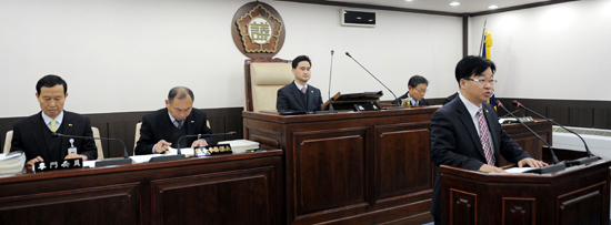 ▲ 제247회 정례회 2차 예산결산특별위원회가 열린 3일 동두천시의회장에서 김동철 시의원이 발의하고 있다.  동두천시의회 제공