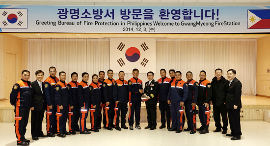 ▲ 필리핀 소방공무원 15명이 지난 3일 선진 재난대응시스템을 배우기 위해 광명소방서를 광명소방서를 방문했다.