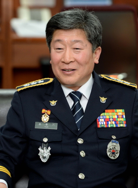 4일 오후 윤종기 신임 인천지방경찰청장이 취임식에 앞서 기자실에서 열린 간담회에 참석해 인사말을 하고 있다. 장용준기자