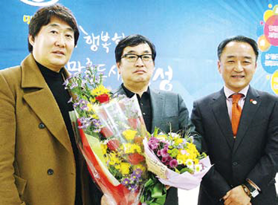 ▲ 4일 안성시에서 열린 모범 유공 안성시민 표창식에 참석한 신수철 안성시자원봉사센터 소장과 수상자 박석원씨가 황은성 안성시장(왼쪽부터)과 함께 기념촬영을 하고 있다.