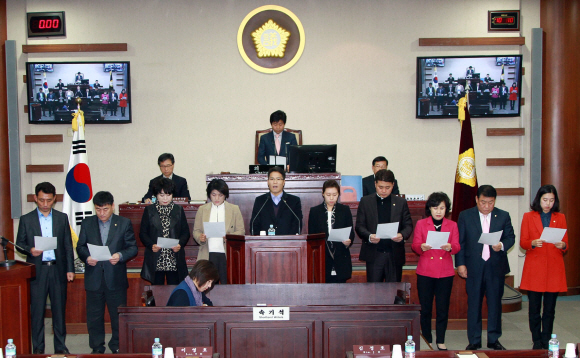 ▲ 광명시의회 의원들이 4일 본회의장에서 이케아의 일본해 표기에 항의하며 규탄결의안을 낭독하고 있다.  광명시의회 제공