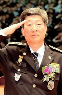 ▲ 4일 오후 윤종기 신임 인천지방경찰청장 취임식이 열린 청사내 대강당에서 윤 청장이 국민의례를 하고 있다. 장용준기자