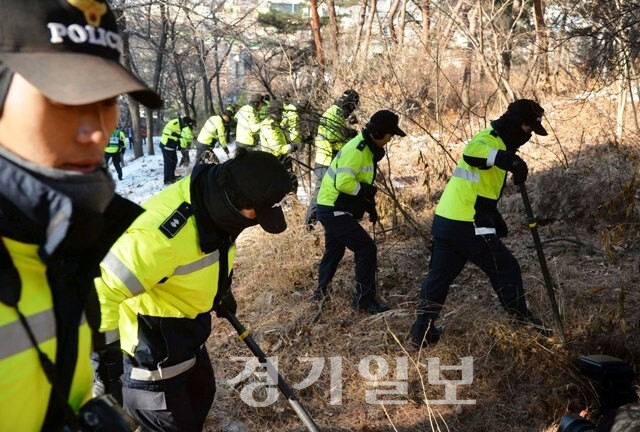 ▲ 수원 팔달산 토막시신 사체 수색중