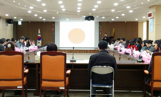 ▲ 원광대학교 의과대학 산본병원은 지난 4일 보건복지부에서 직원 60여명이 참석한 가운데 ‘밝은생각 밝은마음, 심리여행’이란 주제로 한방 신경정신과 강형원 교수의 강의를 진행했다.