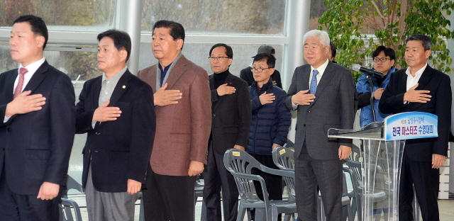 남양주시와 경기일보가 공동주최한 제3회 남양주시장배 전국 마스터즈 수영대회가 열린 7일 남양주시체육문화센터에서 이석우 남양주시장을 비롯한 이철우 남양주시의회 의장, 이순국 경기일보 사장, 유창재 남양주시수영연맹 회장 등 내빈들이 국민의례를 하고 있다. 추상철기자