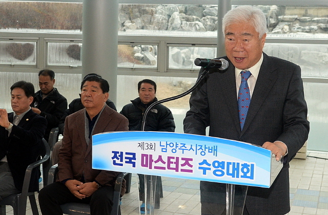 남양주시와 경기일보가 공동주최한 제3회 남양주시장배 전국 마스터즈 수영대회가 열린 7일 남양주시체육문화센터에서 이순국 경기일보 사장이 인사말을 하고 있다. 추상철기자