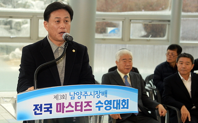 남양주시와 경기일보가 공동주최한 제3회 남양주시장배 전국 마스터즈 수영대회가 열린 7일 남양주시체육문화센터에서 이철우 남양주시의회 의장이 축사를 하고 있다. 추상철기자