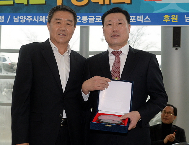 남양주시와 경기일보가 공동주최한 제3회 남양주시장배 전국 마스터즈 수영대회가 열린 7일 남양주시체육문화센터에서 유창재 남양주시 수영연맹 회장이 임두순 경기도의회 의원에게 감사패를 전달하고 있다. 추상철기자