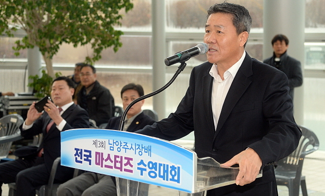 남양주시와 경기일보가 공동주최한 제3회 남양주시장배 전국 마스터즈 수영대회가 열린 7일 남양주시체육문화센터에서 유창재 남양주시 수영연맹 회장이 대회선언을 하고 있다. 추상철기자