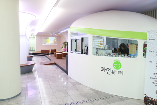 ▲ 고양시 화전역 지하보도가 산뜻한 리모델링을 통해 주민 휴식 공간으로 변신했다.