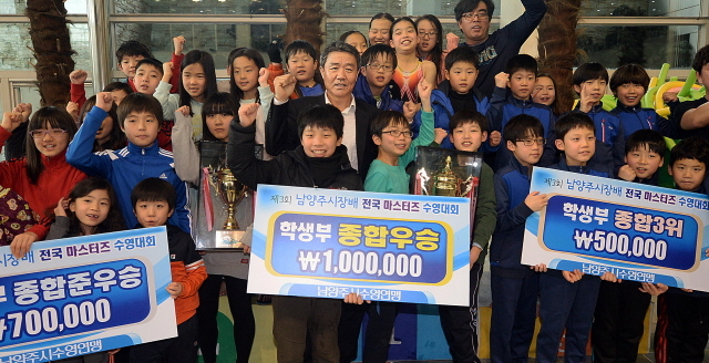 남양주시와 경기일보가 공동주최한 제3회 남양주시장배 전국 마스터즈 수영대회가 열린 7일 남양주시체육문화센터에서 초등부 각 부문 수상자들이 시상식 후 기념촬영을 하고 있다. 추상철기자