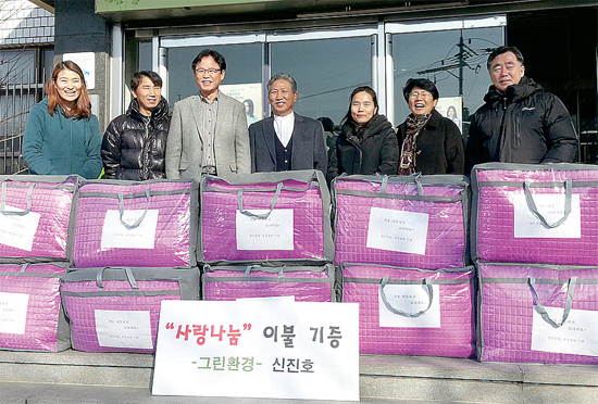 ▲ (자)동우실업 신진호 대표(왼쪽)가 지난 5일 고천동 주민센터 앞에서 심재인 고천동장에게 겨울 이불을 전달하고 있다.