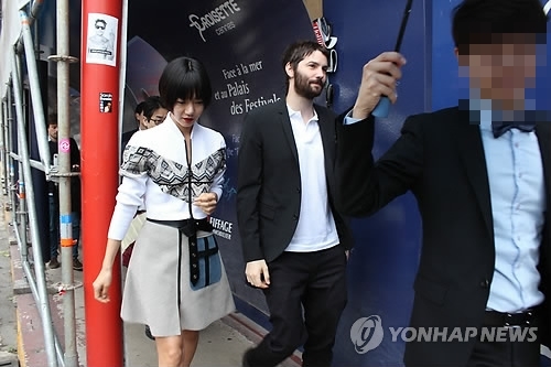 ▲ 사진= 배두나 짐 스터게스, 칸영화제에서 주목할 만한 시선 부문에 공식 초청된 정주리 감독의 영화 '도희야' 주인공 배두나가 지난 5월 19일(현지시간) 영화 '클라우드 아틀라스'에서 호흡을 맞춘 짐 스터게스와 걸어가고 있다. 연합뉴스