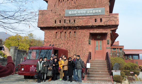 ▲ 서정대학교 참살이실습터의 창업커뮤니티 ‘SJ 창업스타트’는 최근 남양주에 소재한 왈츠와 닥터만 커피 박물관으로 현장체험을 실시했다고 8일 밝혔다.