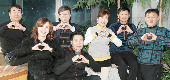 ▲ ‘좋은이들’ 2기 멤버인 송중기, 금란, 장용수, 신현덕, 이화옥, 정시아, 이준구씨(왼쪽부터)가 하트를 그리며 활짝 웃고 있다.