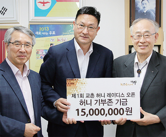 ▲ 이명해 교촌에프앤비(주) 이사가 독립운동가 후손들에게 후원금을 전달하고 있다.