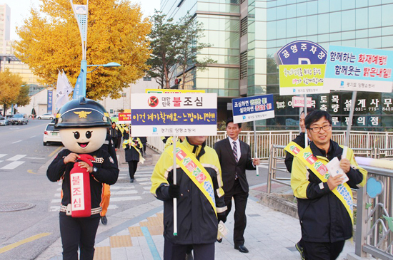 ▲ 양평소방서는 최근 양평물맑은시장에서 제225차 안전점검의 날을 맞아 소방공무원과 의용소방대원, 양평군 공무원,유관 기관 및 단체 회원 등 40여명이 참여한 가운데 생명의 문 비상구 및 소소심 캠페인을 펼쳤다.